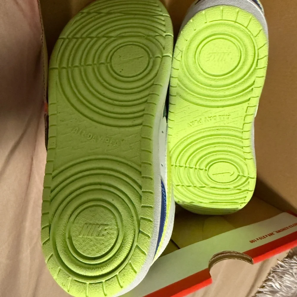 Nike Court Borough Boys Tennis Shoes Size 1 NEW In Box - Picture 3 of 4